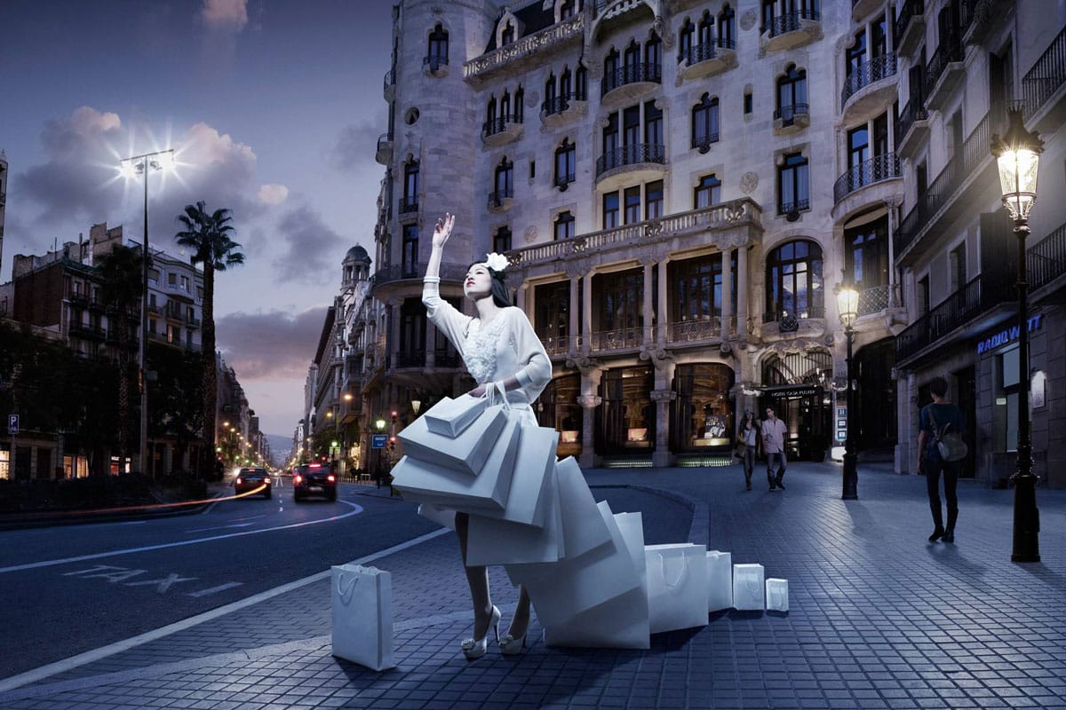 لزوم عکسبرداری عکس دارای سناریو، توسط استودیوی تخصصی عکسبرداری تبلیغاتی : مقاله ای در شرح و استدلال اینکه چرا عکسبرداری تبلیغاتی جزو وظایف اولیه شرکت طراح وب نیست و مشتری باید برای چنین عکس هایی، به استودیوهای عکسبرداری حرفه ای مراجعه کند - تصویر بانوی برگشته از خرید با پاک های خرید