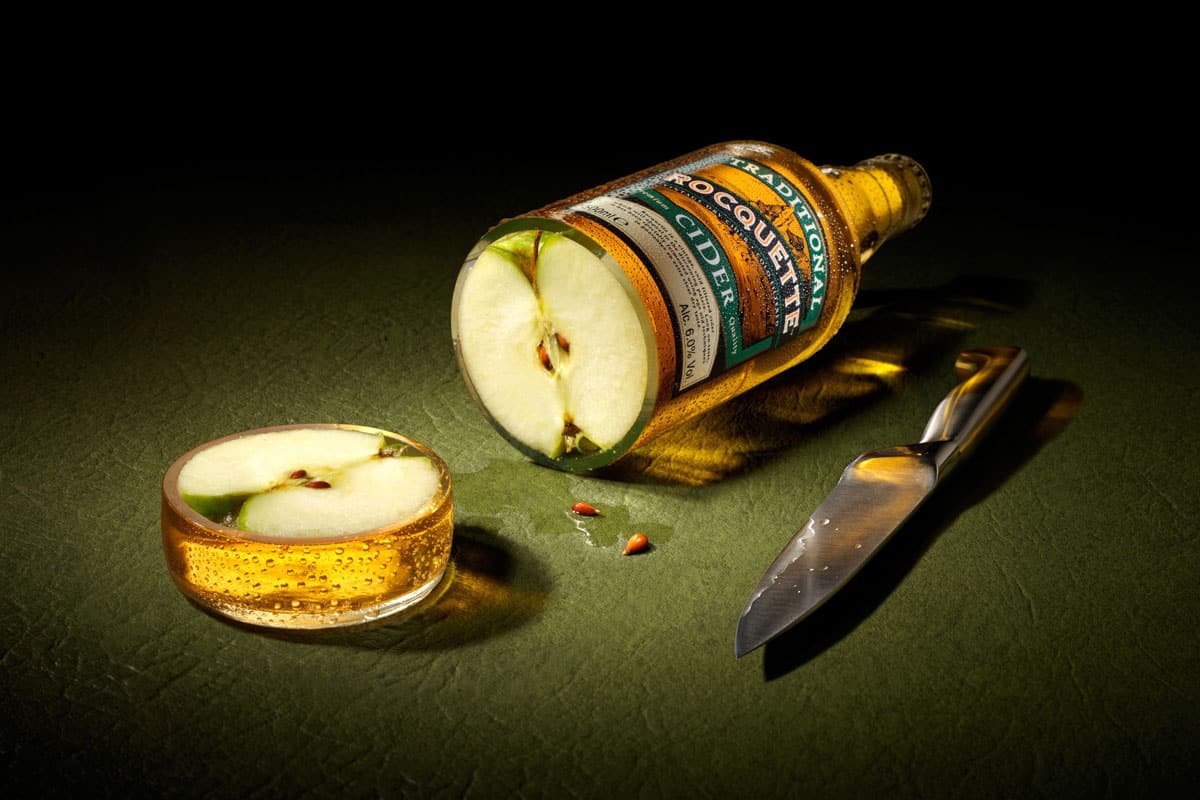 لزوم عکسبرداری عکس دارای سناریو، توسط استودیوی تخصصی عکسبرداری تبلیغاتی : مقاله ای در شرح و استدلال اینکه چرا عکسبرداری تبلیغاتی جزو وظایف اولیه شرکت طراح وب نیست و مشتری باید برای چنین عکس هایی، به استودیوهای عکسبرداری حرفه ای مراجعه کند - تصویر بطری آب میوه طبیعی آب سیب