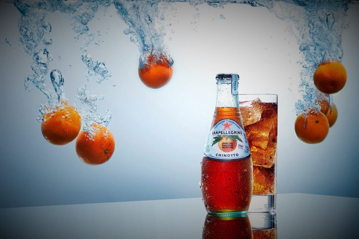 لزوم عکسبرداری عکس دارای سناریو، توسط استودیوی تخصصی عکسبرداری تبلیغاتی : مقاله ای در شرح و استدلال اینکه چرا عکسبرداری تبلیغاتی جزو وظایف اولیه شرکت طراح وب نیست و مشتری باید برای چنین عکس هایی، به استودیوهای عکسبرداری حرفه ای مراجعه کند - تصویر تبلیغاتی شیشه نوشیدنی آب پرتغال