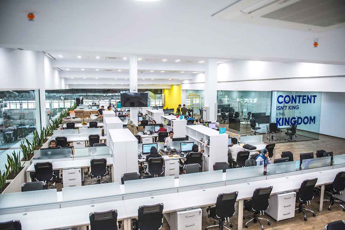 عکس ممتثل شما، در مخازن عکس جهانی نیست : مقاله ای در شرح و استدلال اینکه چرا نمی شود عکس های مخصوص کسب و کار شما که مطابق با فرهنگ شما، تجهیزات شما و فضای شما باشد در مخازن عکس بین المللی یافت - نمونه ۴ : دفتر کاری دیجی کالا