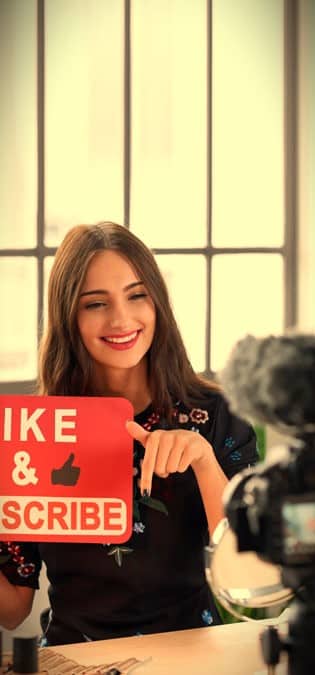 Cosmetic-Beauty-Web-Design-Idea-for-Dubbed-videos-of-famous-YouTubers طراحی سایت لوازم آرایشی و زیبایی و راه اندازی فروشگاه آرایشی و طراحی فروشگاه لوازم آرایشی و طراحی سایت لوازم آرایش و طراحی سایت فروش لوازم آرایشی و طراحی سایت زیبایی و آرایشی - ایده طراحی سایت لوازم آرایشی : دوبله ویدیوهای یوتیوبرهای معروف