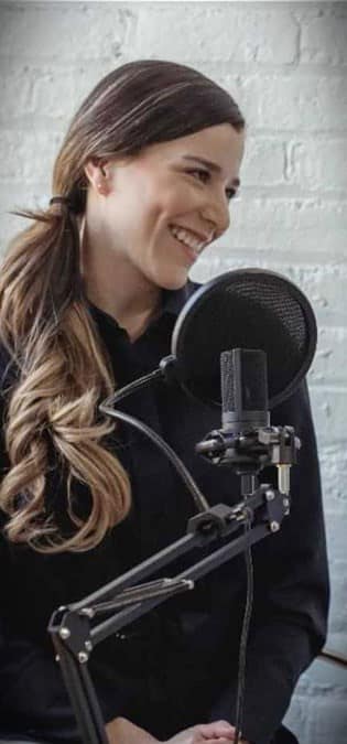 Cosmetic-Beauty-Web-Design-Idea-for-Making-an-audio-podcast-introducing-products طراحی سایت لوازم آرایشی و زیبایی و راه اندازی فروشگاه آرایشی و طراحی فروشگاه لوازم آرایشی و طراحی سایت لوازم آرایش و طراحی سایت فروش لوازم آرایشی و طراحی سایت زیبایی و آرایشی - ایده طراحی سایت لوازم آرایشی : ساخت پادکست صوتی معرفی محصولات
